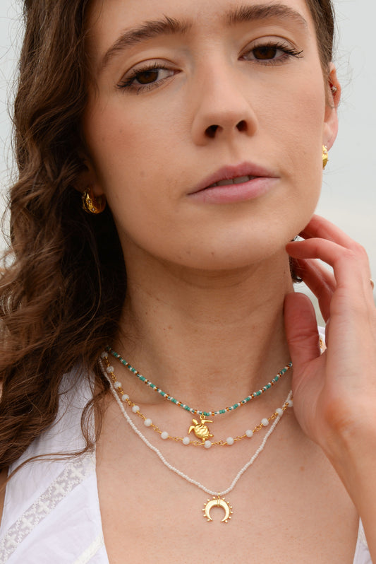COLLIER DE PERLES AVEC CHARME CROISSANT
