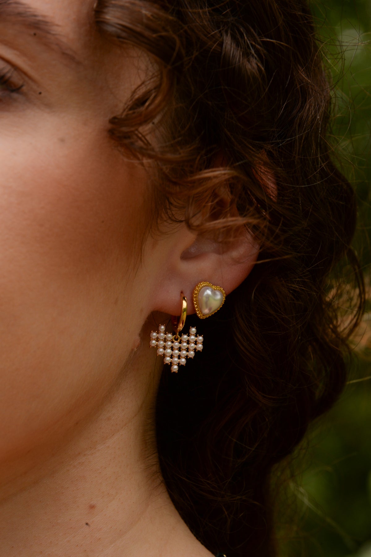 MINI PEARL AND GOLD HEART STUD EARRINGS
