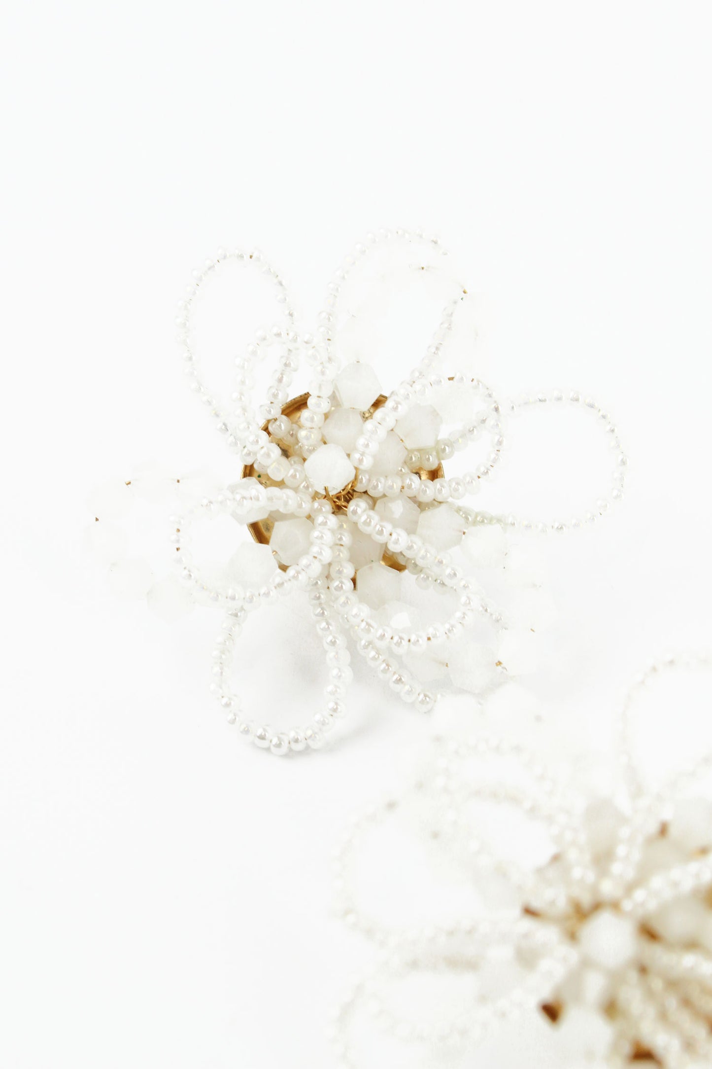WHITE FLOWER 3D EARRINGS (8107253006552)