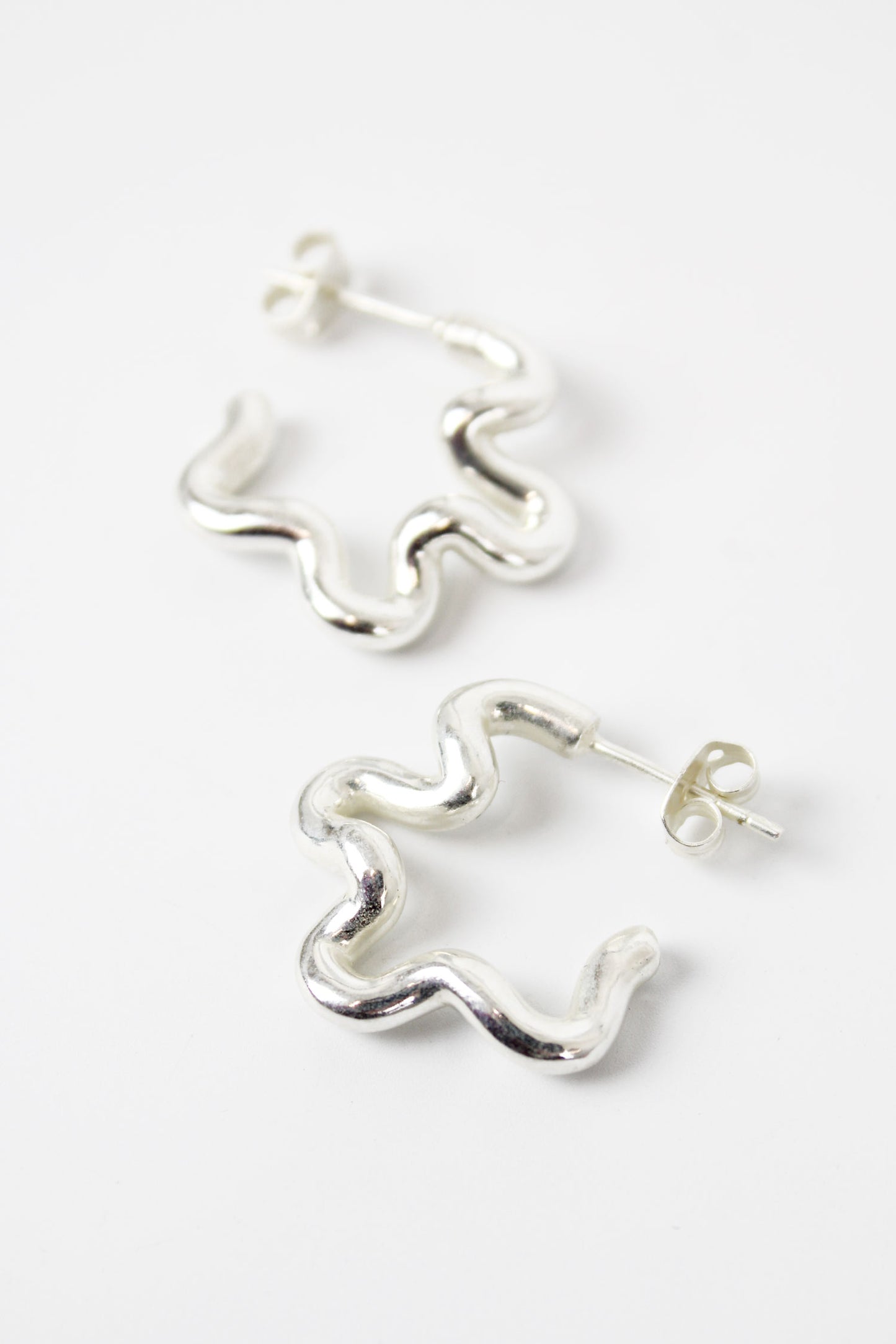 WIGGLE SILVER MEDIUM EARRINGS