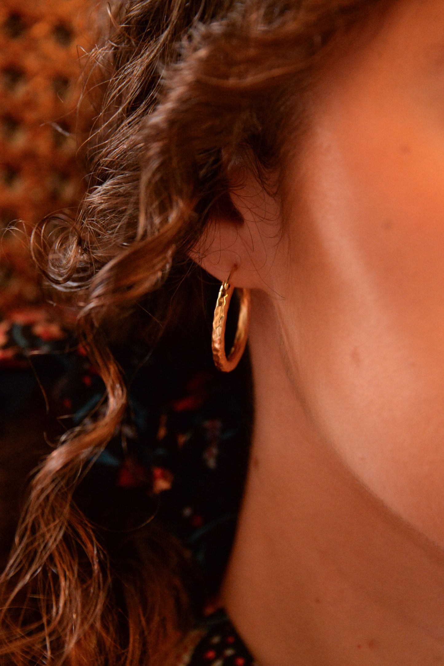 MEDIUM HAMMERED GOLD HOOP