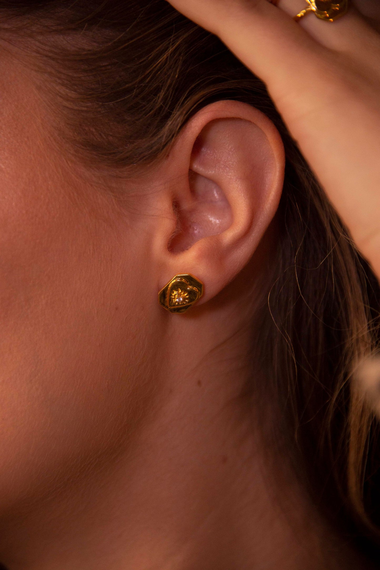 GOLD CRYSTAL HEART STUD (7896109285592)