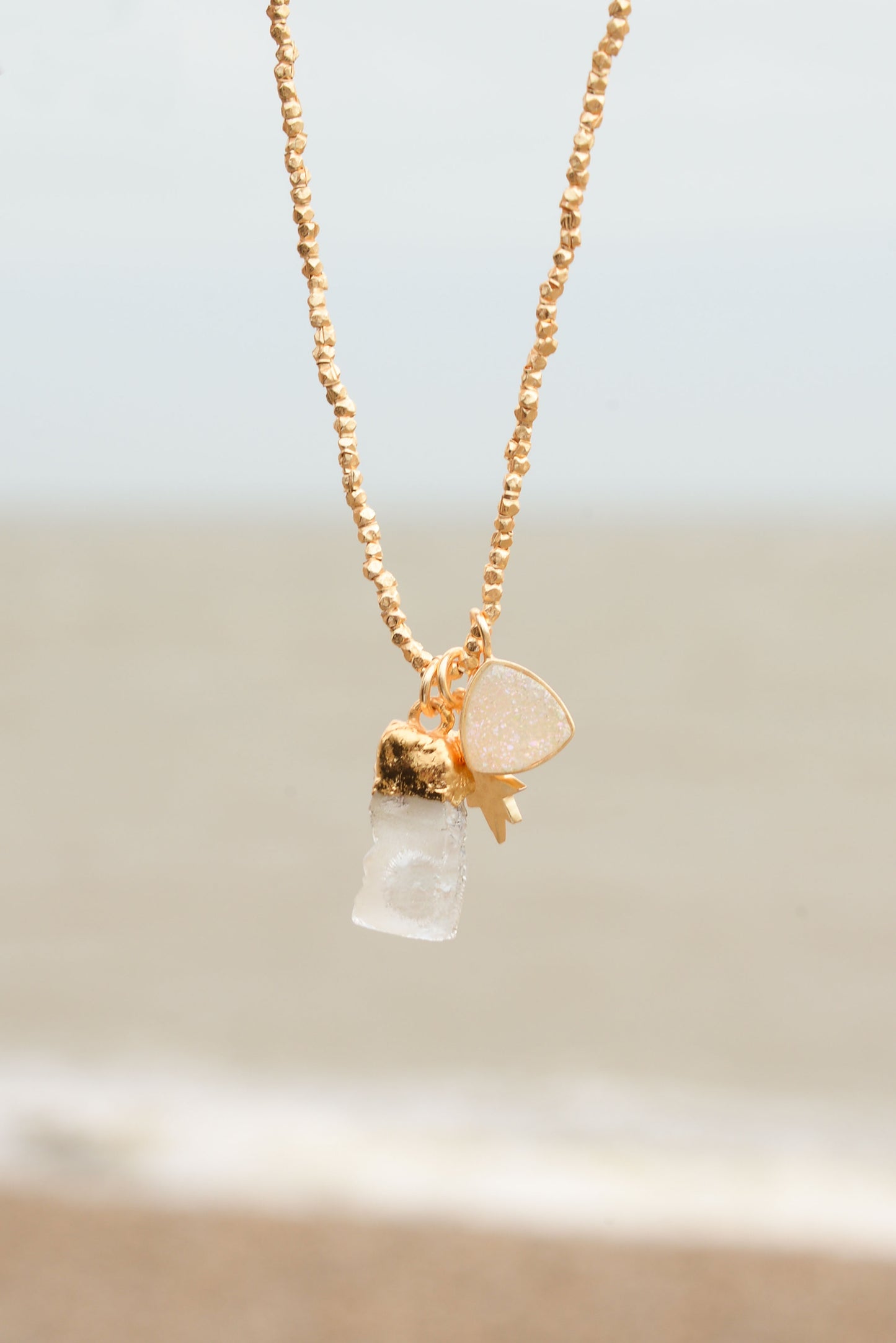 LONG COLLIER DE PERLES EN CRISTAL D'OR ET CHARM D'ÉTOILE MARTELÉE