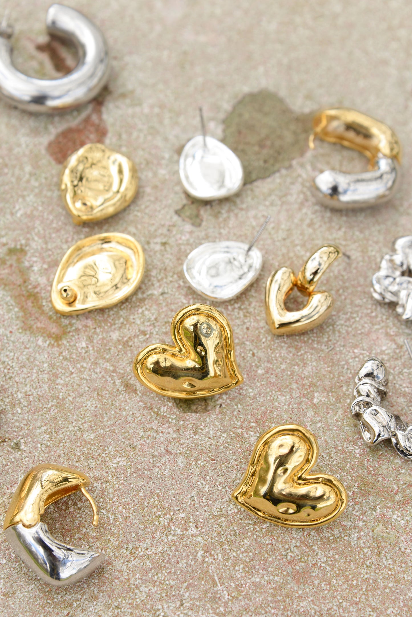 HEART STATEMENT GOLD STUDS