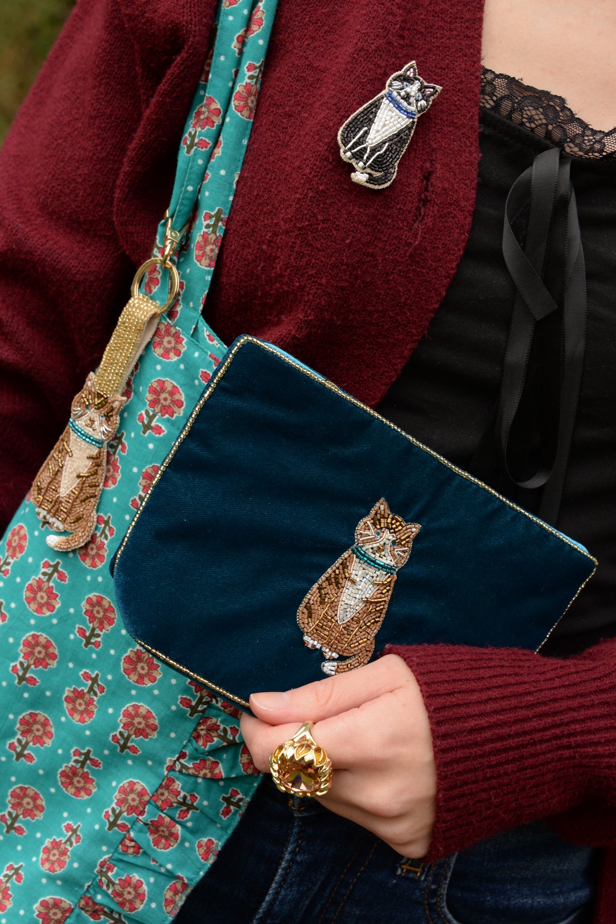 TABBY CAT ON DARK TEAL MEDIUM POUCH
