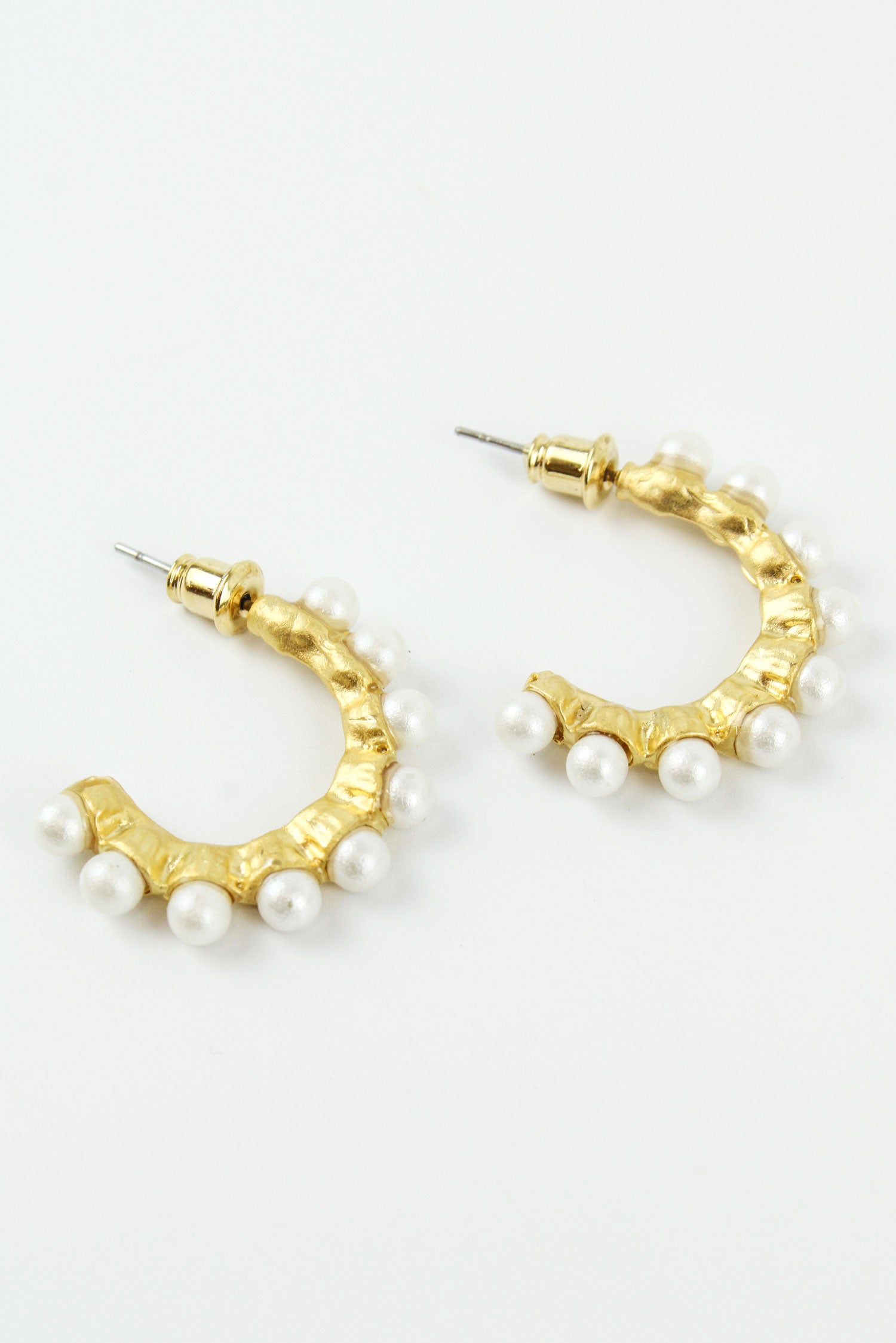 SMALL CHUNKY PEARL HOOP (7609666076888)