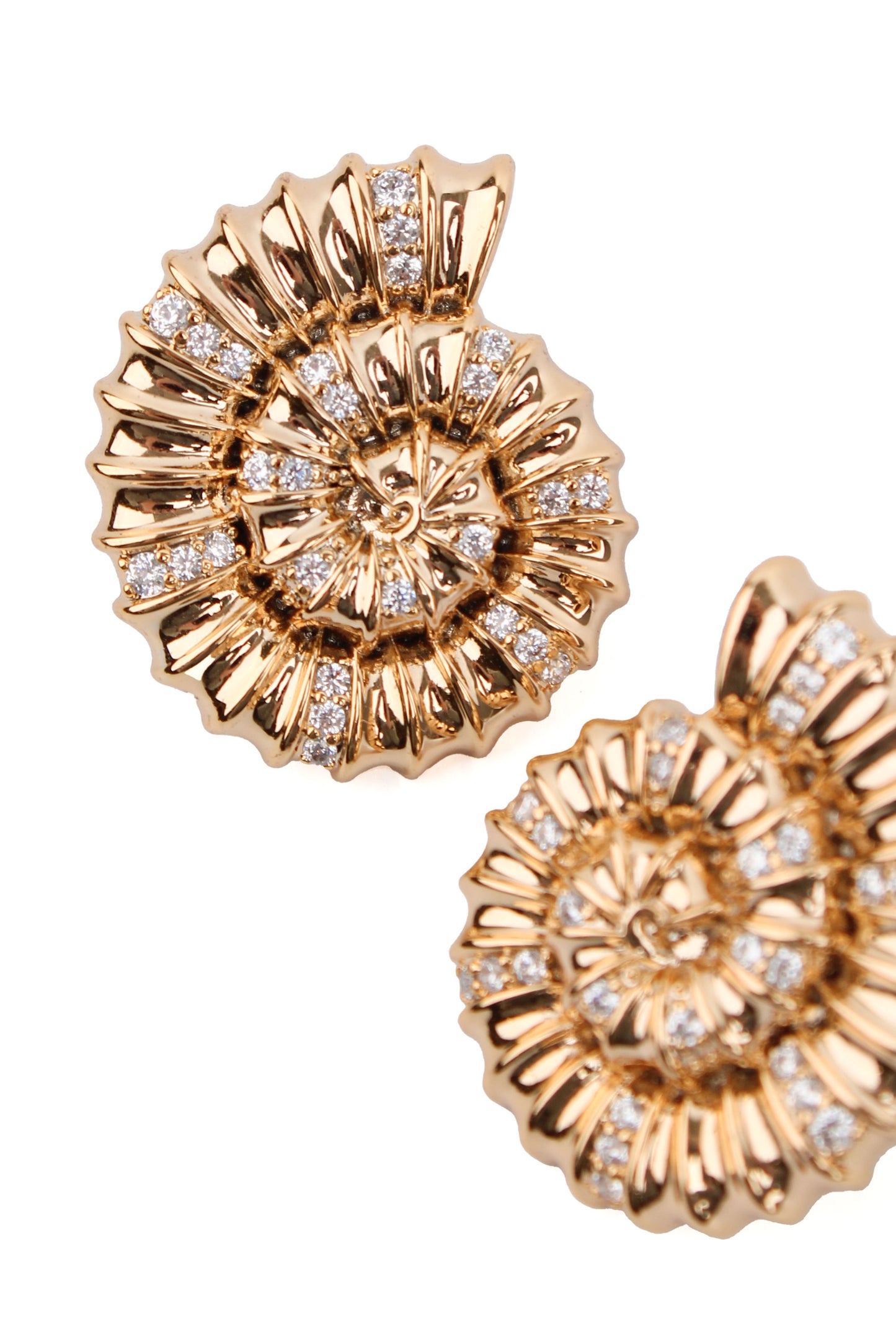 GOLD ROUND SHELL STATEMENT STUDS