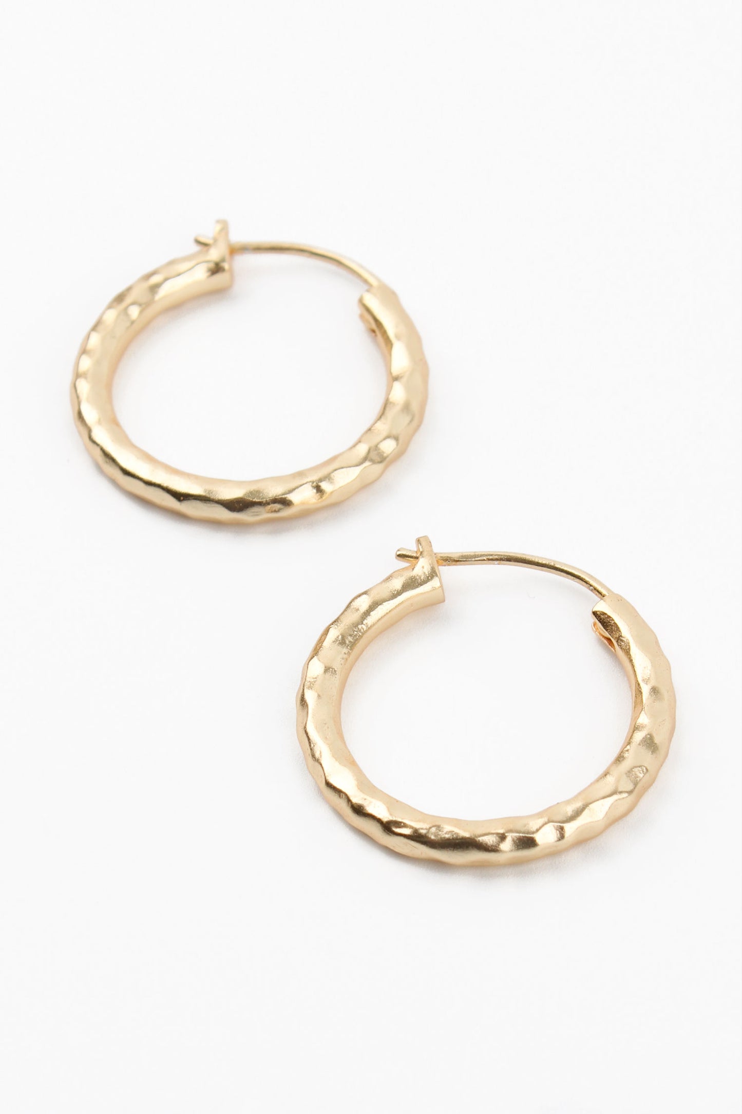 MEDIUM HAMMERED GOLD HOOP
