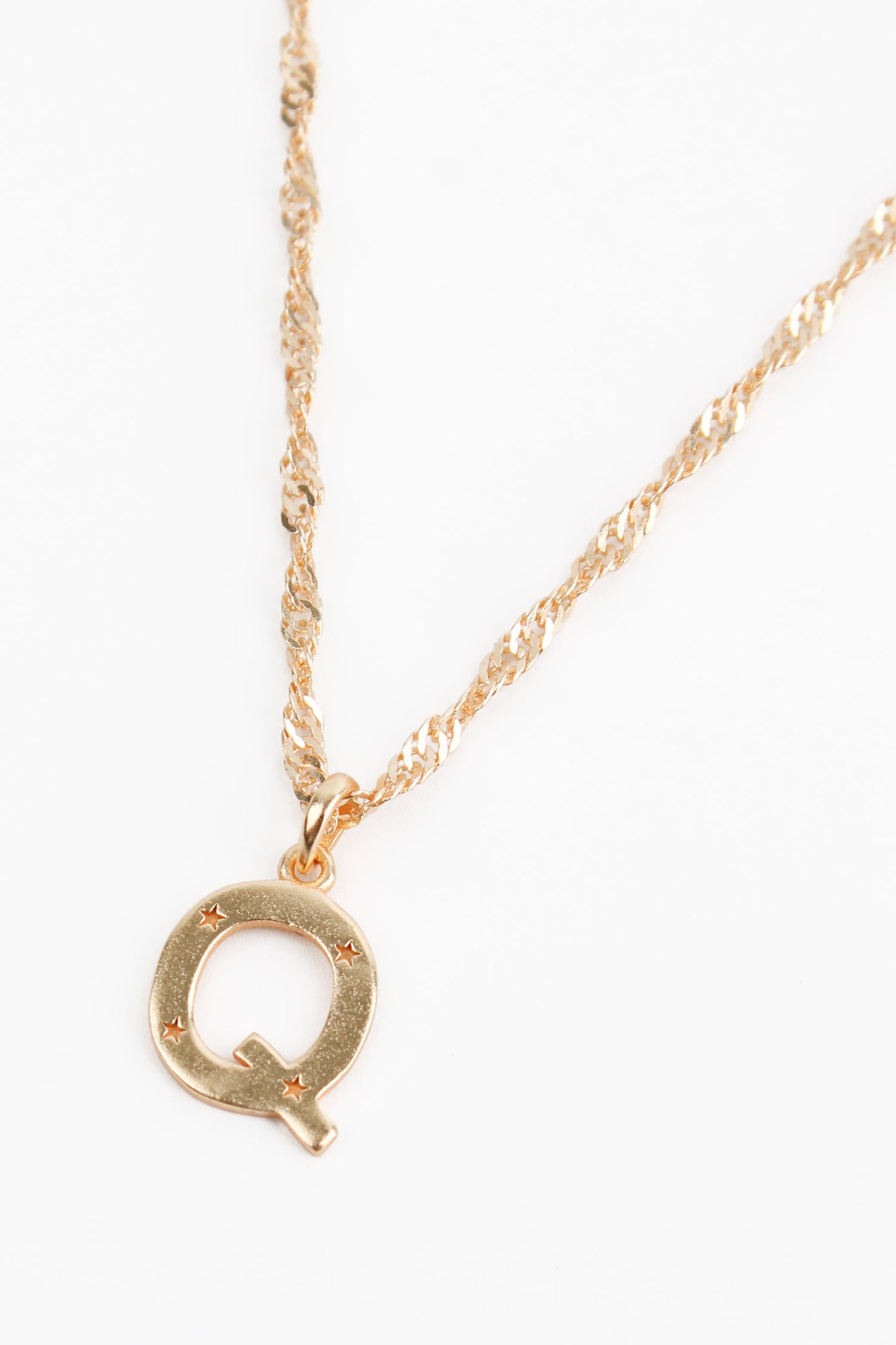 NECKLACE WITH Q CHARM GOLD PLATED