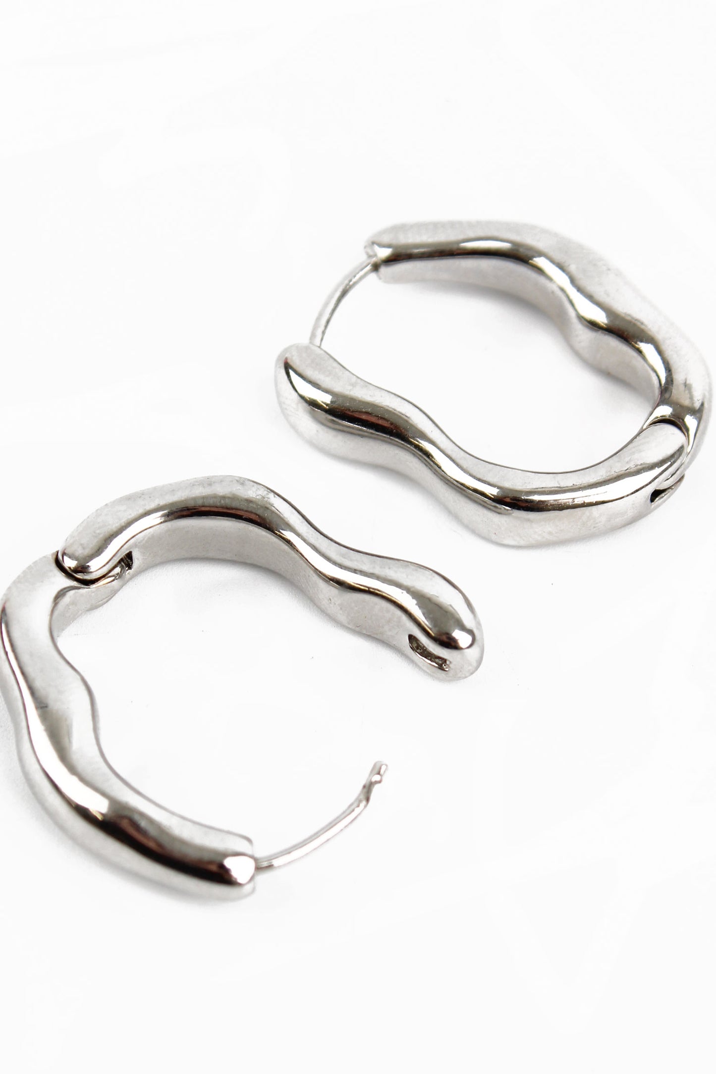 OBLONG WIGGLE SILVER EARRING