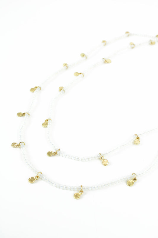 COLLIER LONG EN PERLES À FACETTES BLANCHES AVEC CHARMS