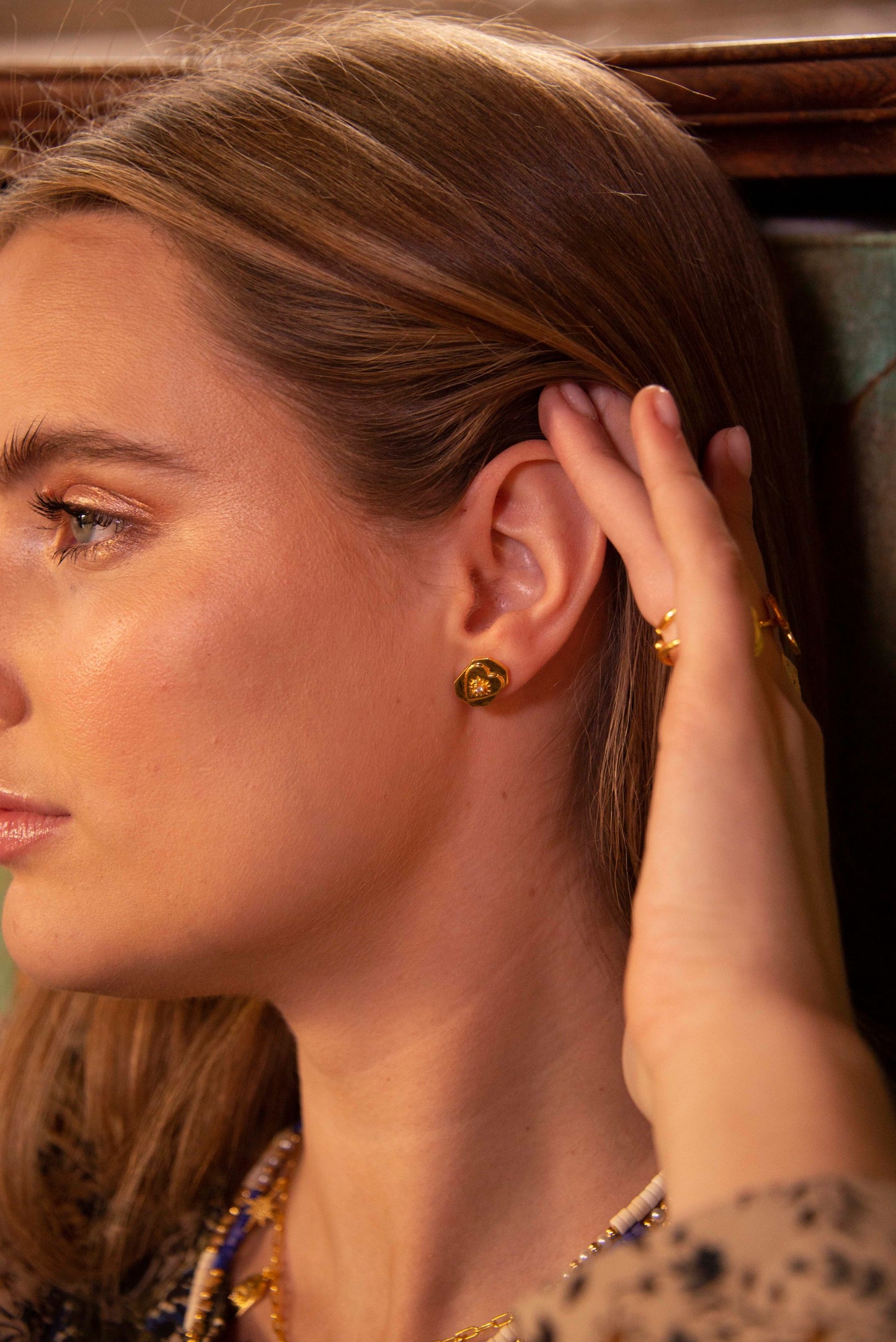 GOLD CRYSTAL HEART STUD (7896109285592)