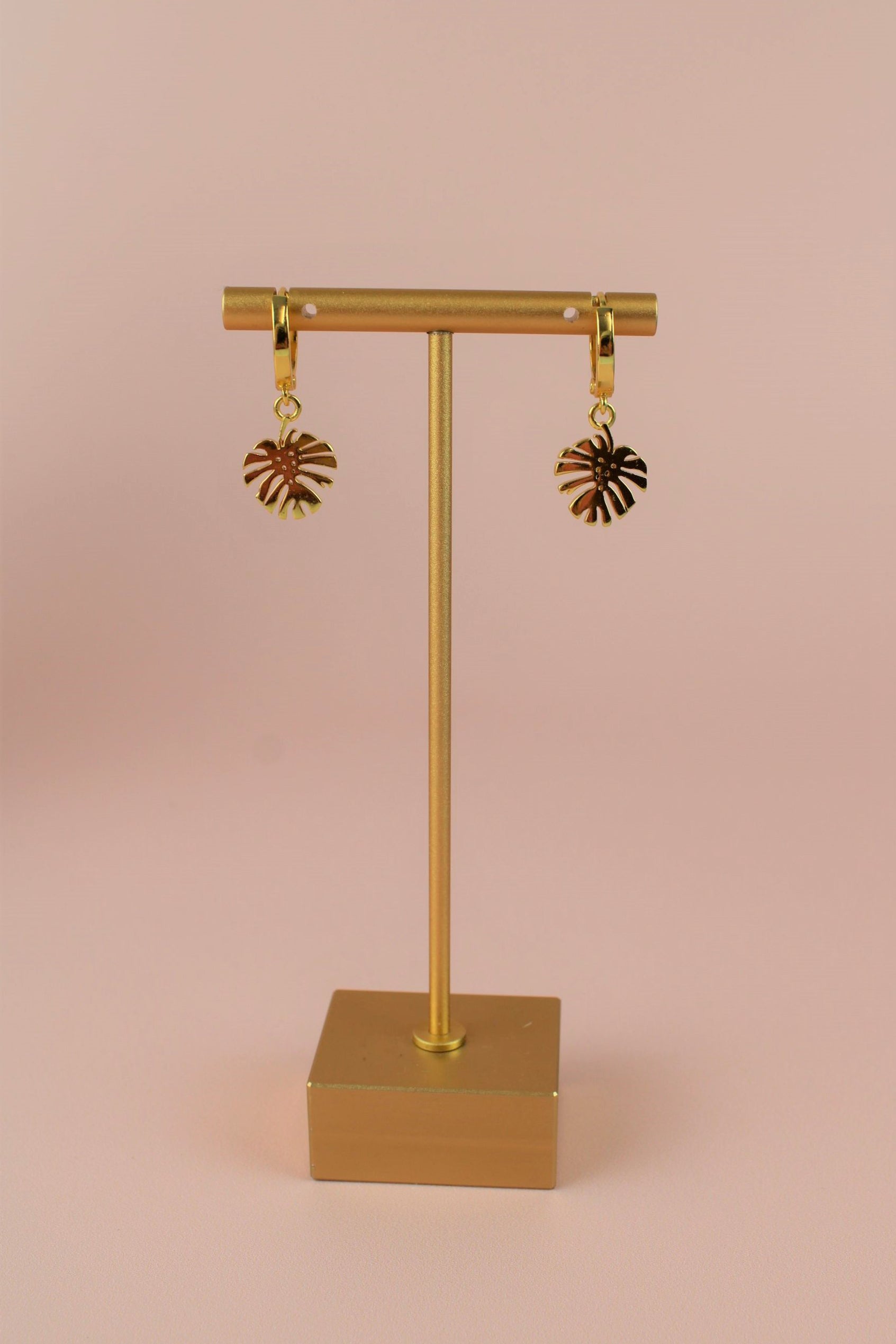 GOLD MONSTERA LEAF HUGGIE HOOP (7674147307736)
