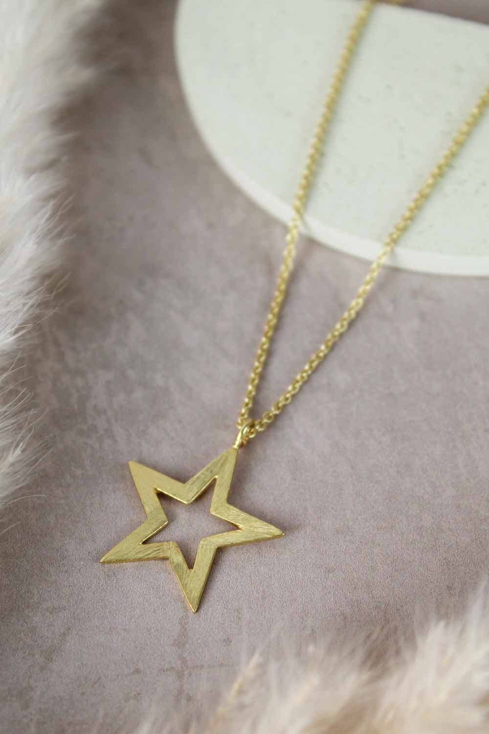 BRUSHED GOLD STAR OUTLINE NECKLACE (5710913339553)