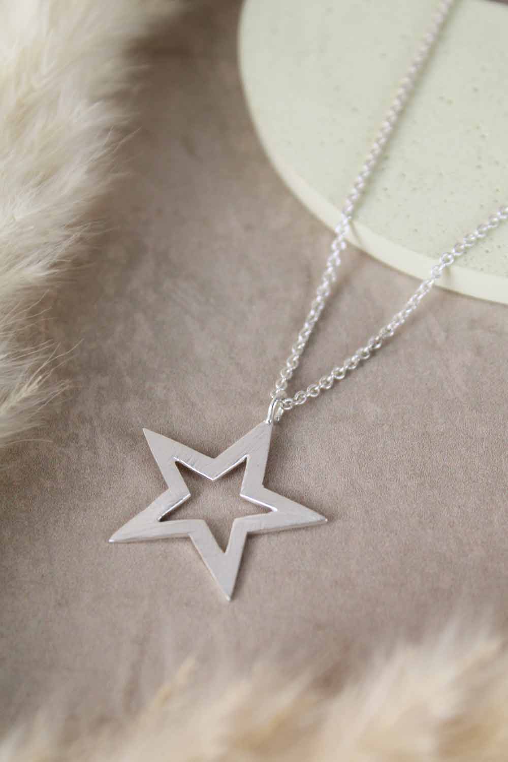 BRUSHED SILVER STAR OUTLINE NECKLACE (5710913142945)