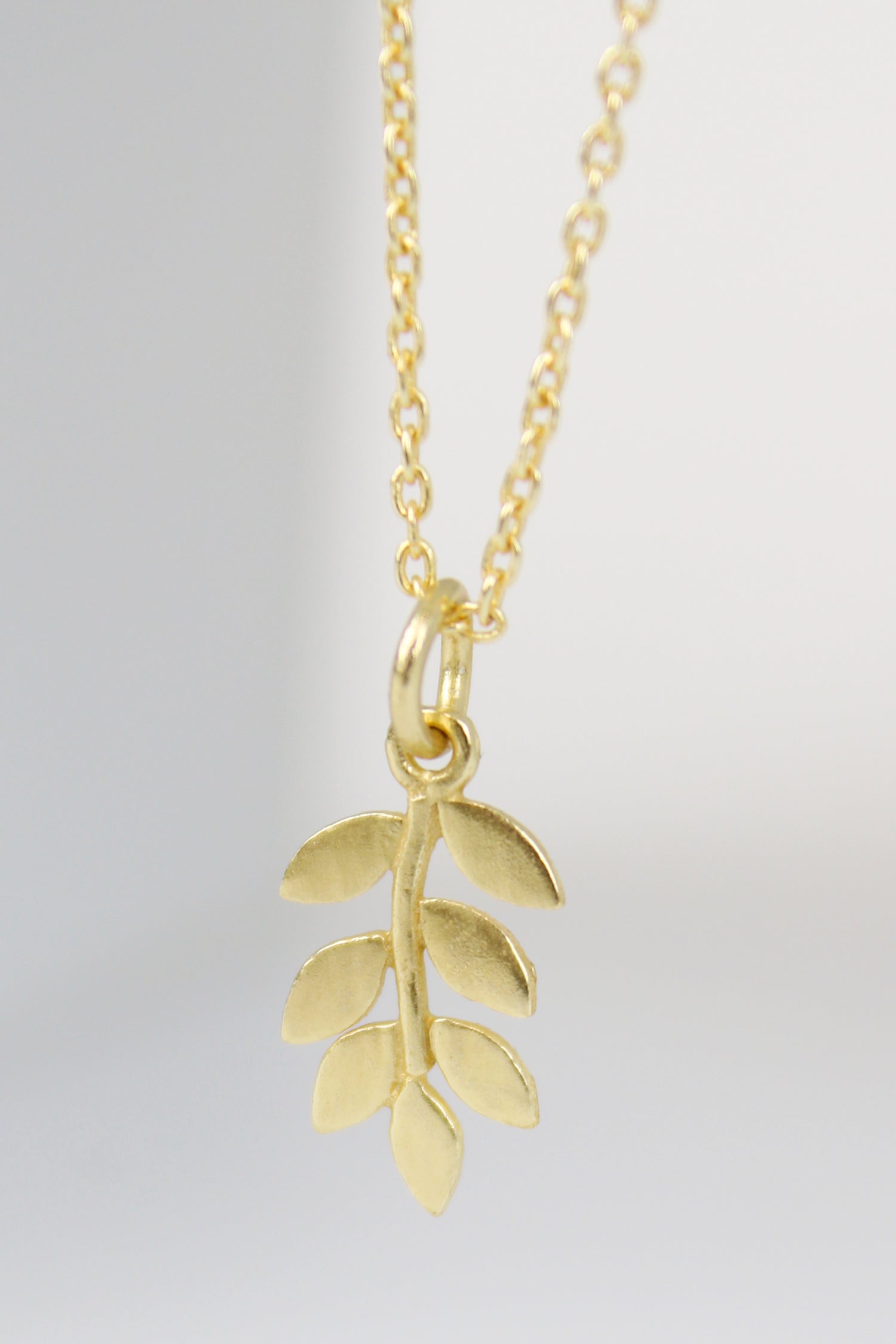 DAINTY LEAF NECKLACE (7585558364376)