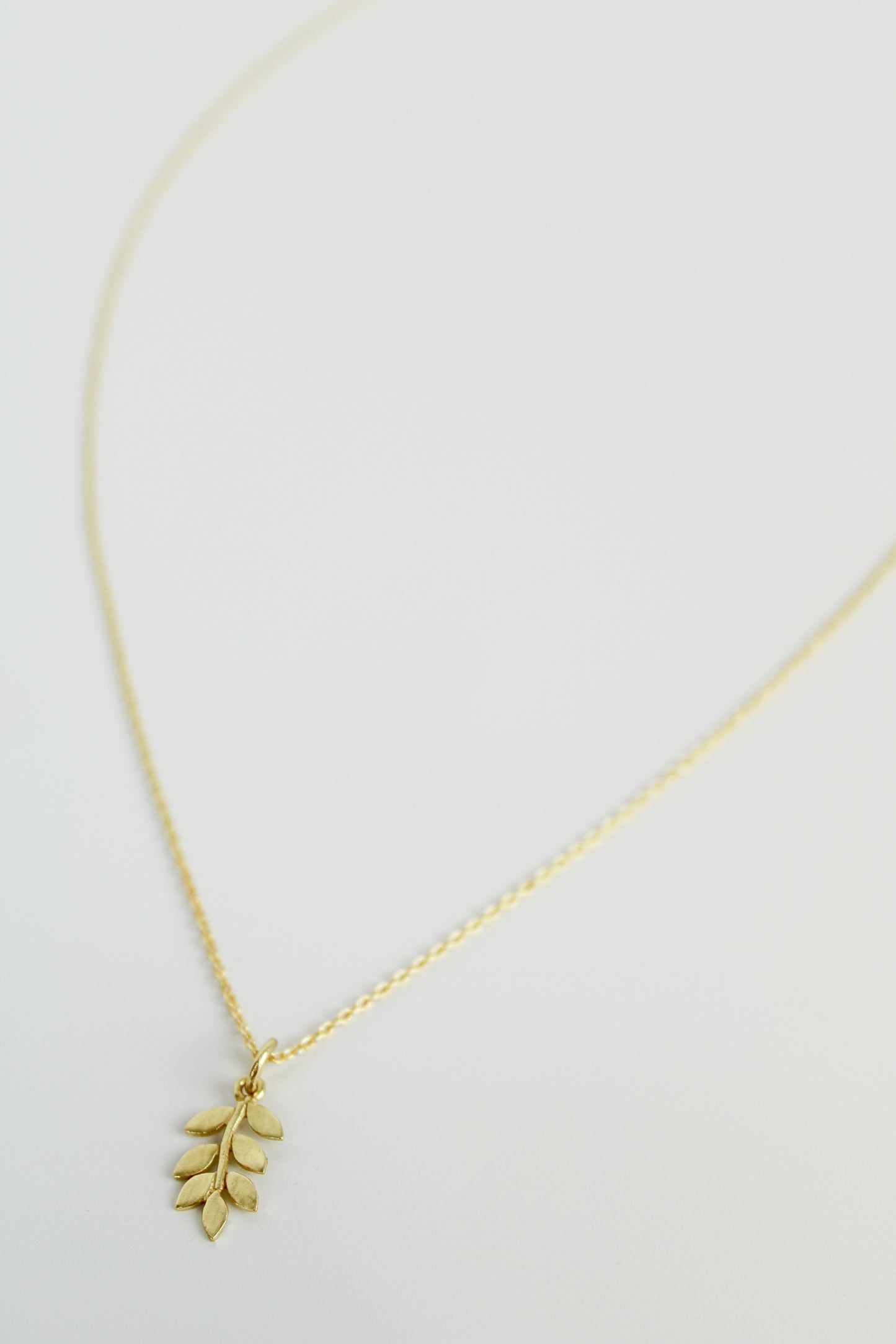 DAINTY LEAF NECKLACE (7585558364376)