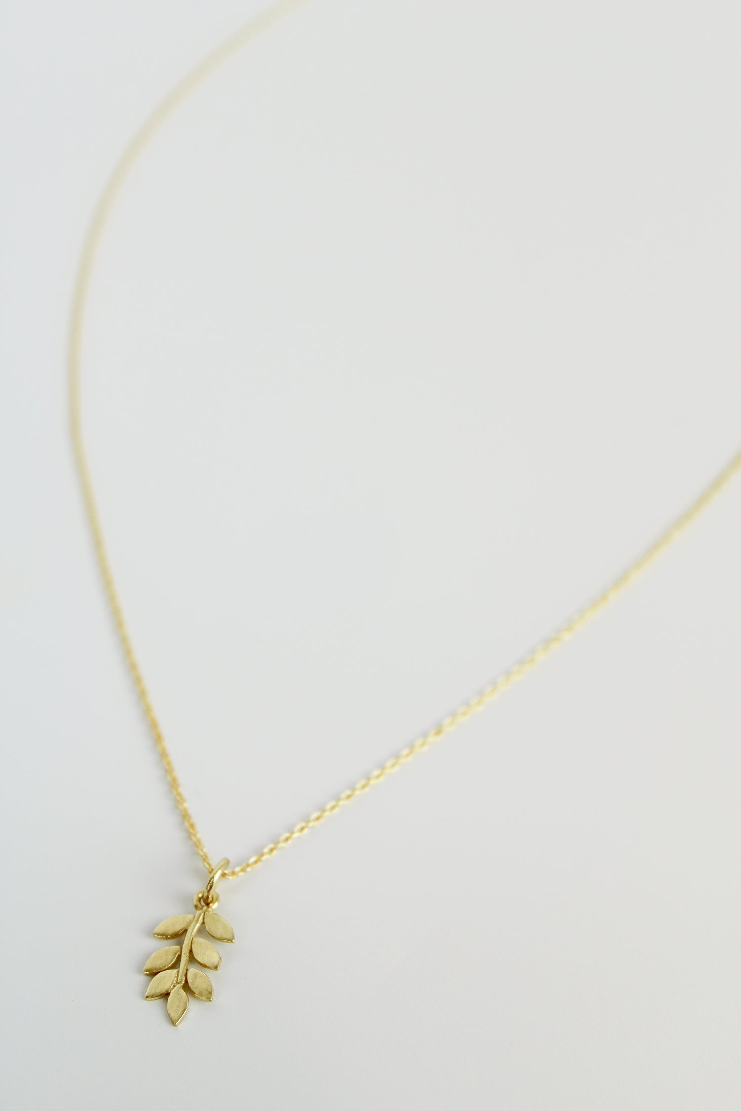 DAINTY LEAF NECKLACE (7585558364376)